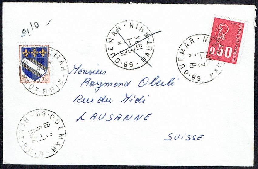 <center>Lettre à destination de la Suisse affranchie à 0,50 F, affranchissement insuffisant de 0,10 F comme indiqué dans le coin supérieur gauche de l'enveloppe. L'expéditeur de l'envoi a dû être contacté pour rajouter le timbre à 0,10 F, ce qui explique l'annulation du tàd du 2.1.74 et l'oblitération du 8.1.74 sur le timbre à 0,10 F. </center>