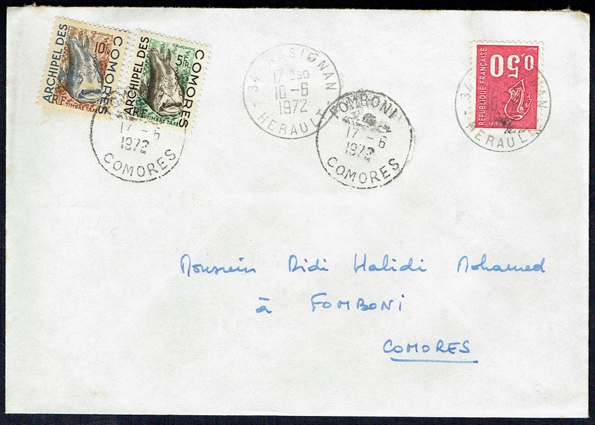 <center> lettre à destination des Comores affranchie à 0,50 F et taxée à 0,20 F car le tarif du 1.8.71 est de 0,60 F. Or le taux de change de 1,00 F est de 75 Francs Comoriens, d'où des timbres-taxe de 15 FC.</center>